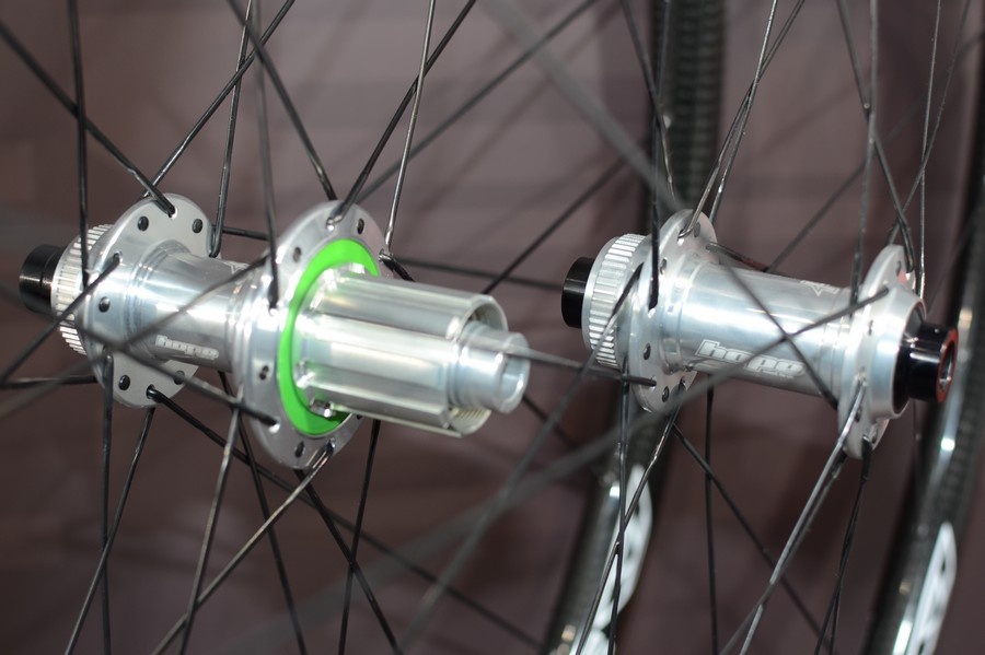 C'est une photo des moyeux de la roue Climb Tubular, c'est une variante avec des disques.